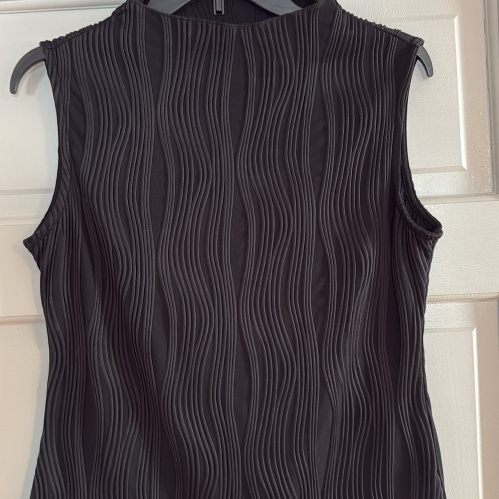NWOT SLEEVELESS TOP - Picture 2 of 2